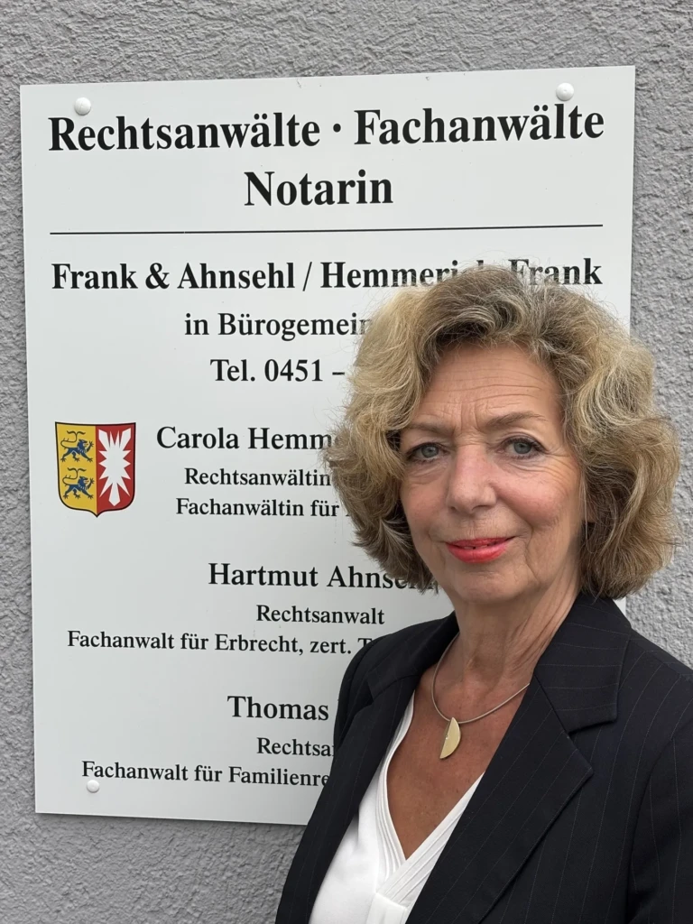 Foto Carola Hemmerich-Frank vor Kanzleischild